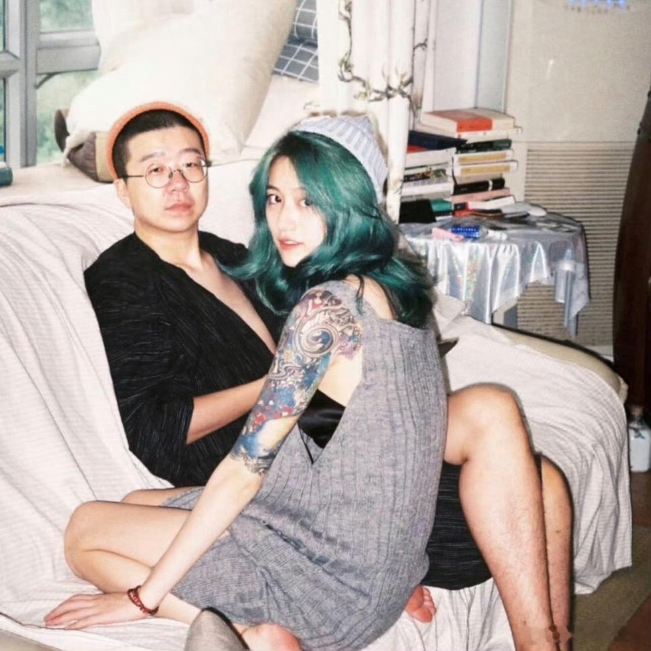 两个都是文艺青年，再婚很正常。黑尾酱疑似再婚