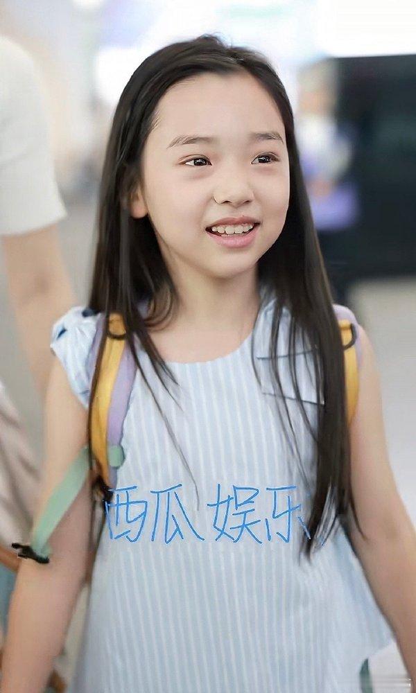 董璇小酒窝在机场没走出来过不是我夸张！董璇小酒窝的机场名场面太绝！一个月没走出来