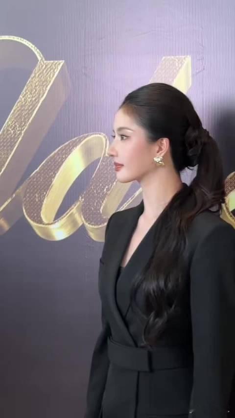 刘些宁韩安冉合照，韩安冉还带着女儿优米一起追星也太让人羡慕了，刘些宁和优米互动好温柔啊，和冷感黑西装
