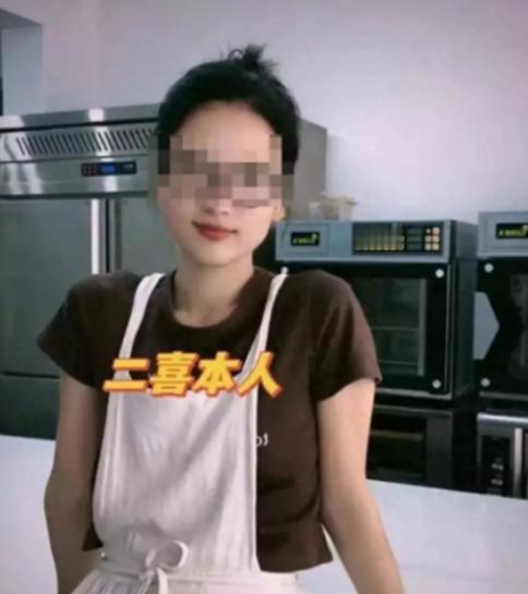 2025年9月江苏启东，33岁甜品店老板娘二喜，本有安稳家庭和丈夫出资87万开办