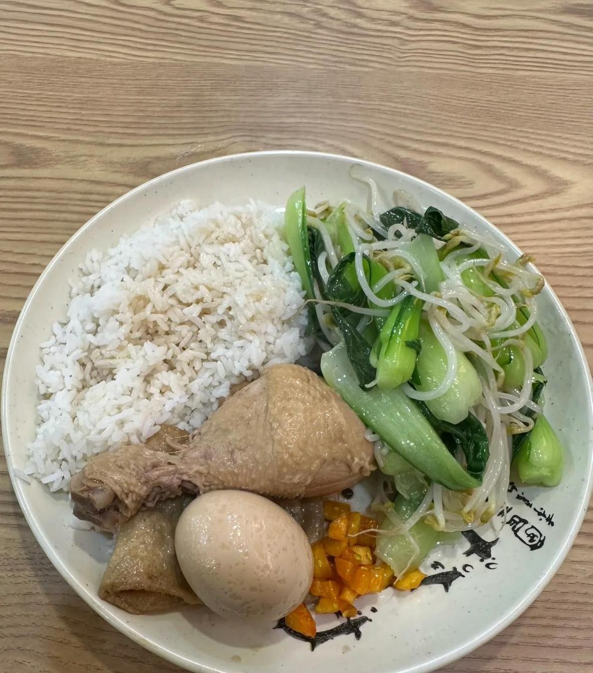 我同事瘦了60斤，方法是过午不食，一天就一顿饭。她还隔三差五去健身房，但坚决不