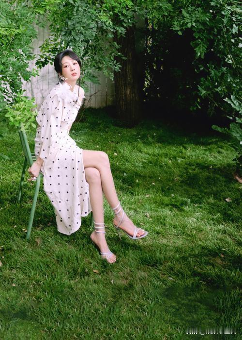 杨紫美脚颜值越来越美了