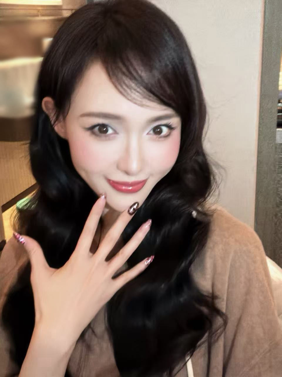 唐嫣好高贵的黑天鹅青岛线下糖蜜也太幸福！唐嫣一袭黑裙亮相，又高又白，举手投足满是