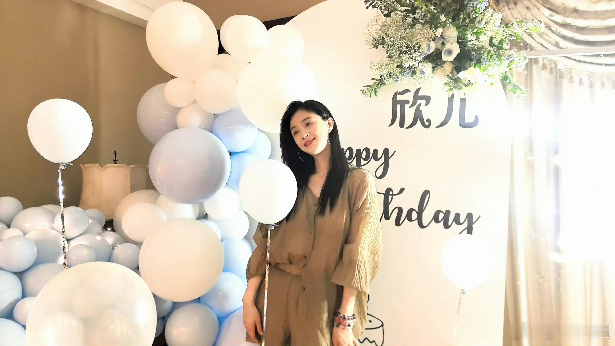 蒋欣42岁生日发文蒋欣出道至今真的是越来越美，不仅没有什么年龄感，还随着时间的推