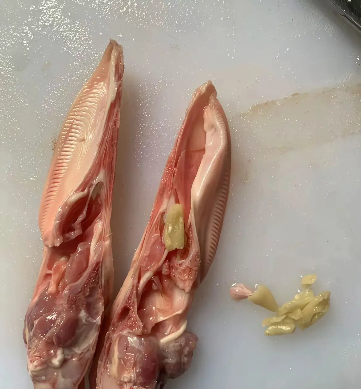 菜市场买的鸭头，切开里面发现了这个东西，能吃吗？
