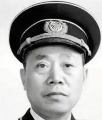 1942年，海匪头子孙二虎跟新四军将领陶勇一块洗澡，突然有人急忙跑过来，塞给孙二