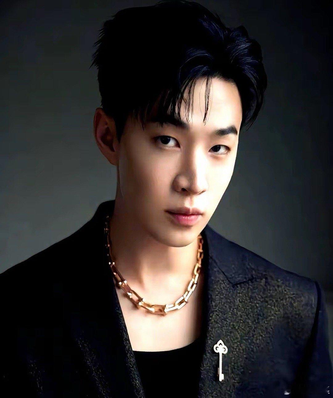 我真没想到，刘宪华才是那个隐藏大佬。最新一季《向往的生活》里，张艺兴亲口说的，他