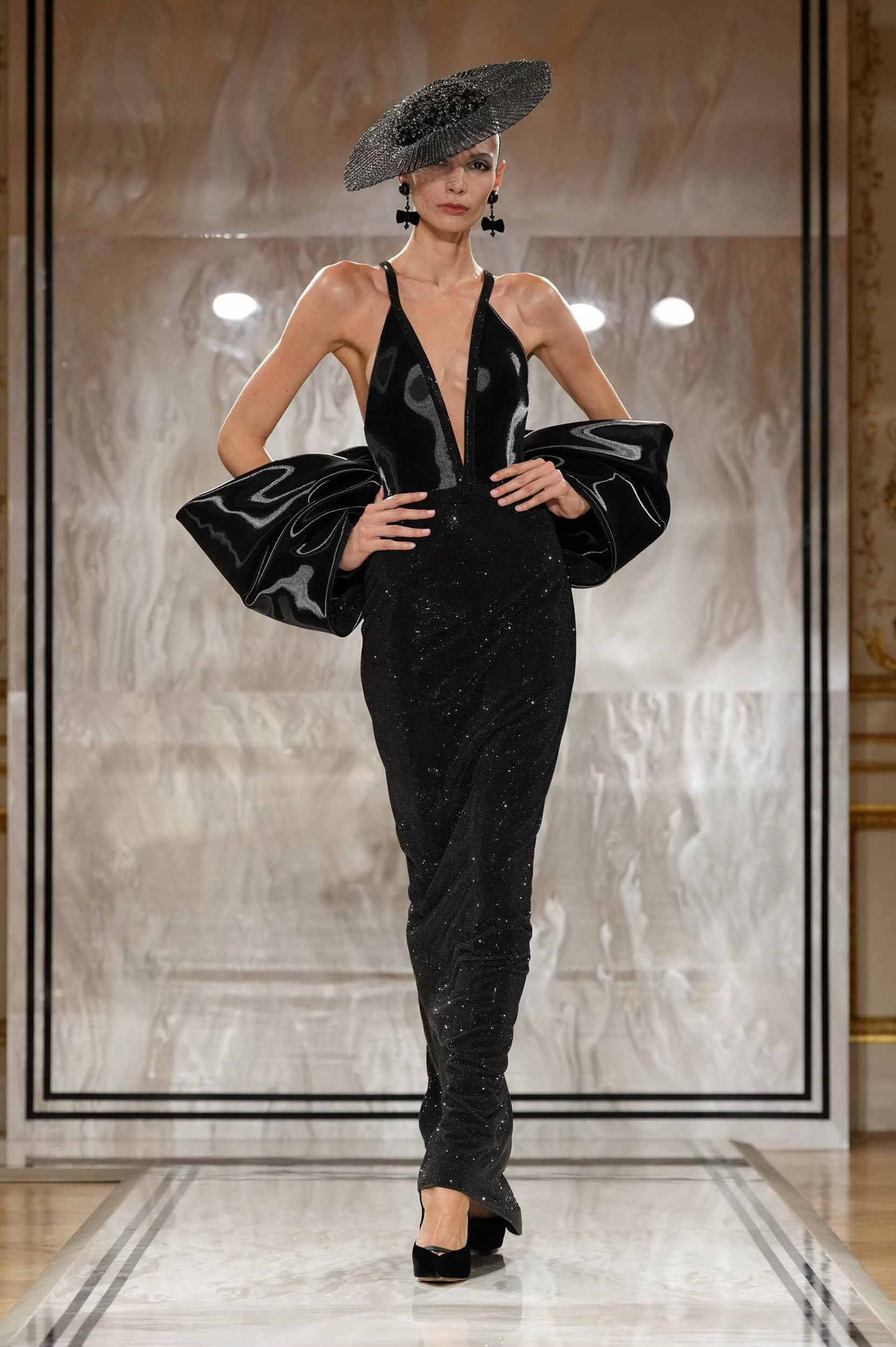 ArmaniPrivéFall2025Couture质感依然突出，动起