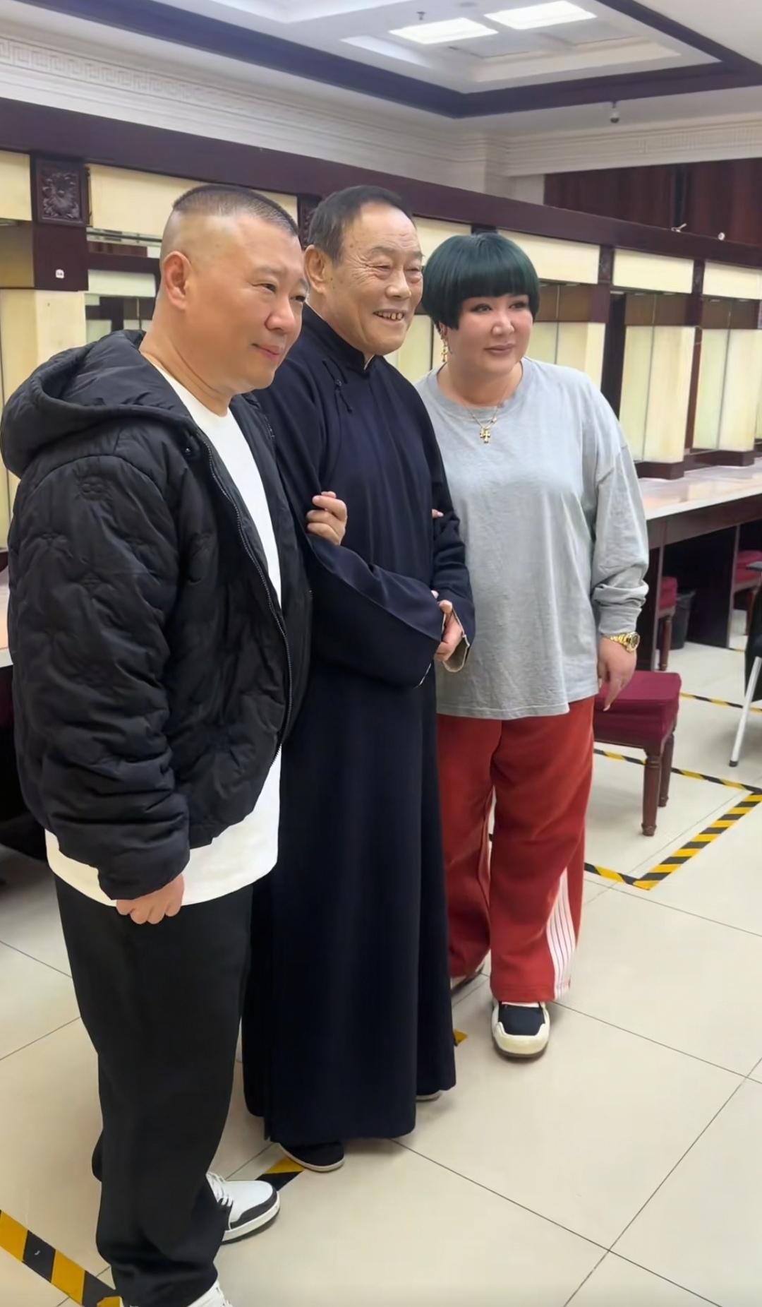 杨少华长子杨威到德云社参加纲丝节活动了，登台说相声，郭德纲和妻子热情接待，并进行