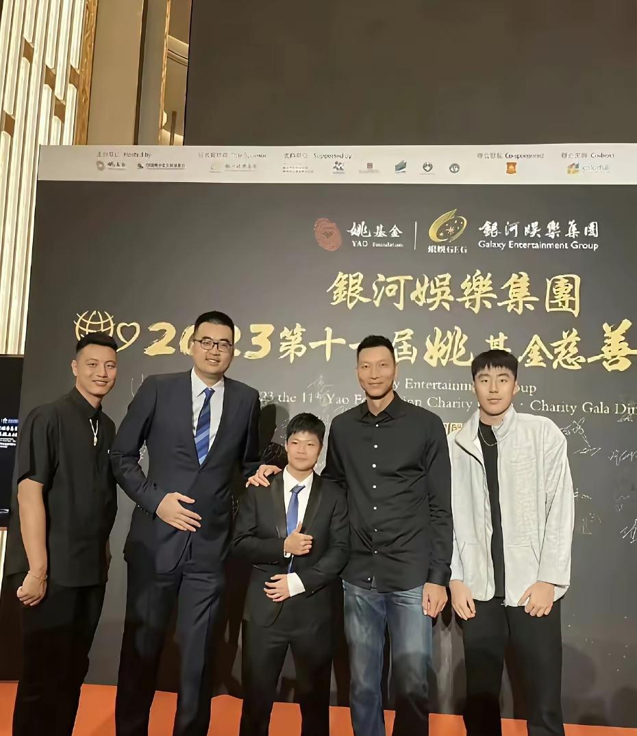 #记录我的2025#我敢说，在这合照人群中，虽然C位不占身高优势，但论比跑步速度