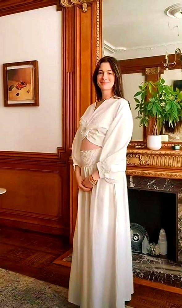 从公开流产的痛，到官宣三胎的甜。安妮·海瑟薇当年失去孩子后，直接跑去专访里把那