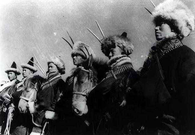 🌞1937年,两个马家军骑兵拦住了一名失散的西路军战士,搜身后要拖他去活埋