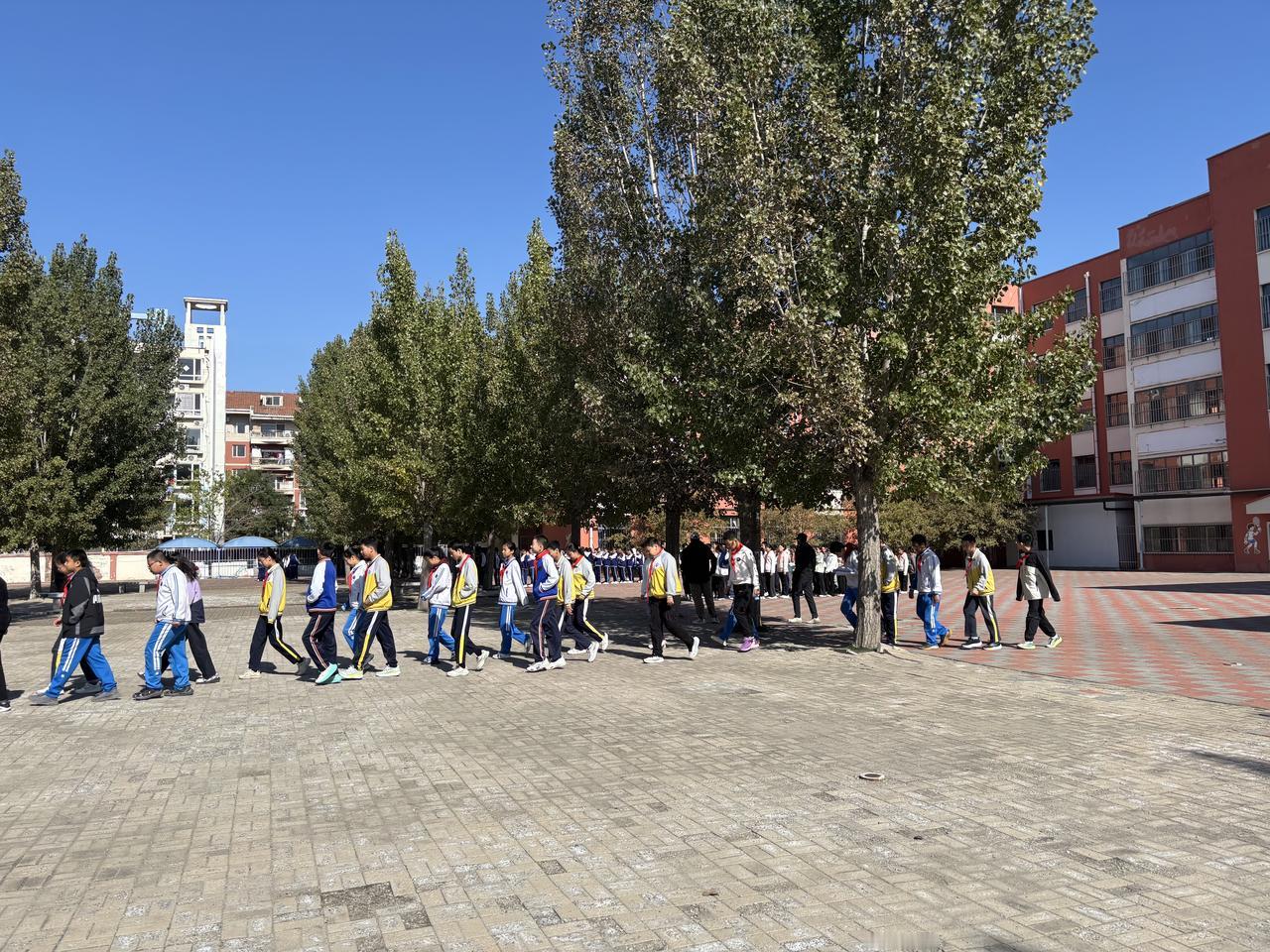 有人说一所学校里一半多的老师都是高级职称。有网友说，怎么可能呢？这是编故事吗？一