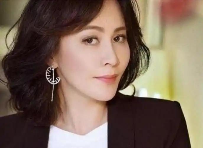 身家十亿的刘嘉玲，大手笔将一套千万豪宅过户给干儿子康康，本以为皆大欢喜。可事态发