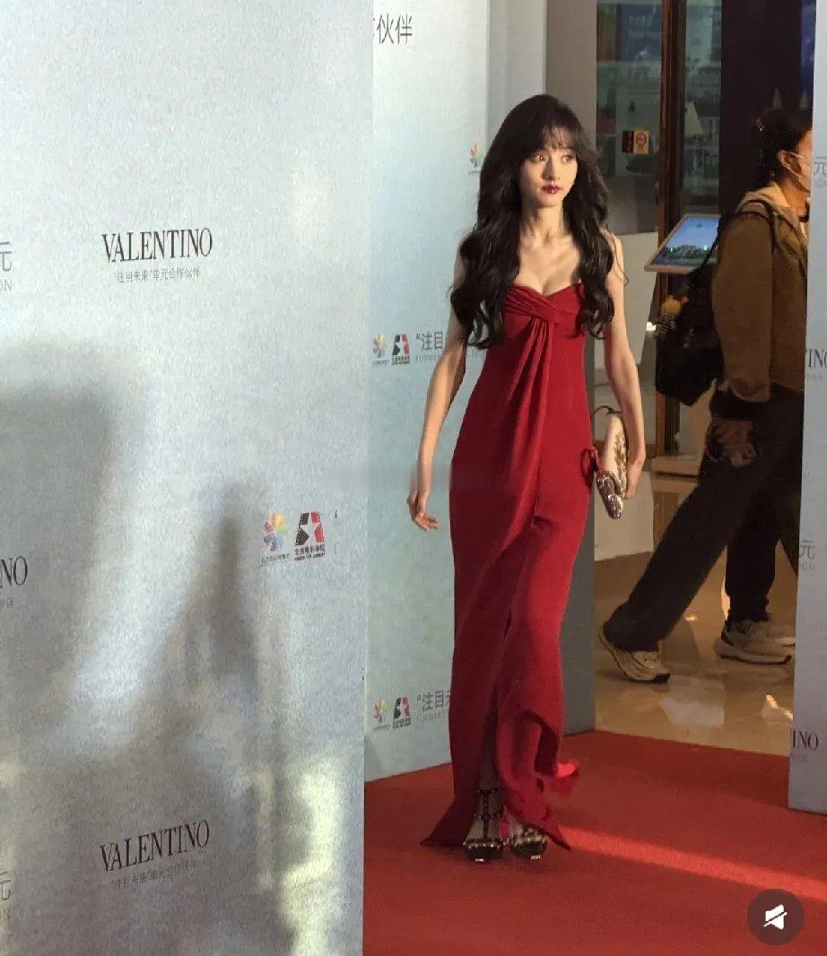 宋祖儿北京参加华伦天奴活动，怎么瘦成这样，胳膊细得吓人，感觉她在向鲁豫看齐，体重