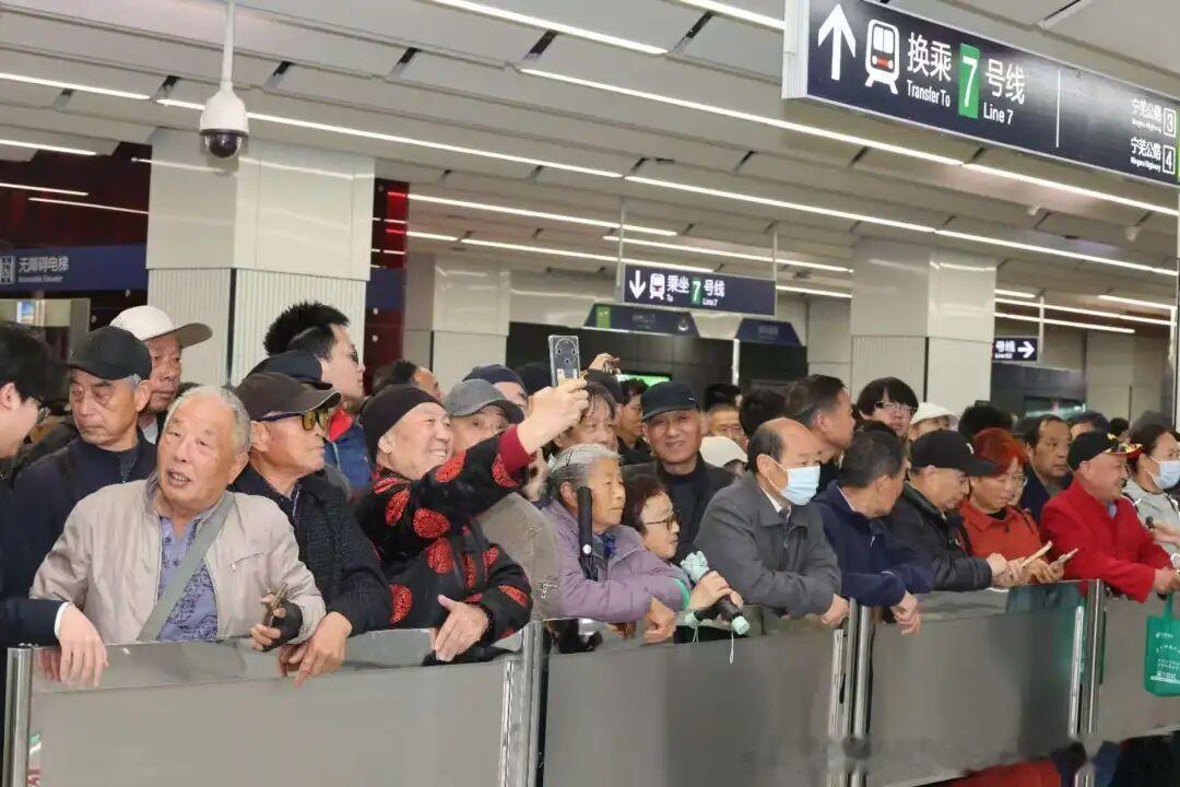 南京地铁【宁马城际铁路南京地铁s2线开通首列车客流画面】今日（2026-04