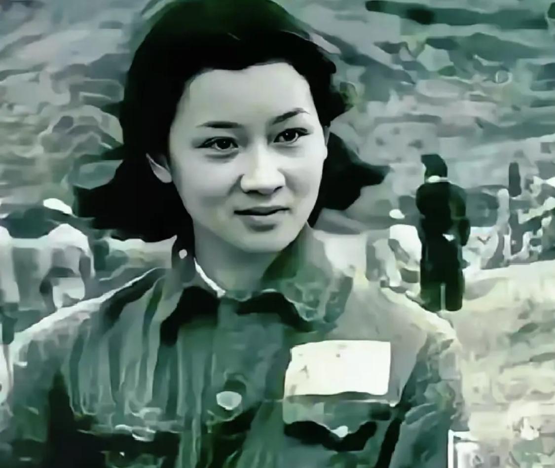 因叛徒泄密举报，她和丈夫接连落入敌人魔爪身陷牢狱。审讯期间，敌人胁迫她丈夫旁观，