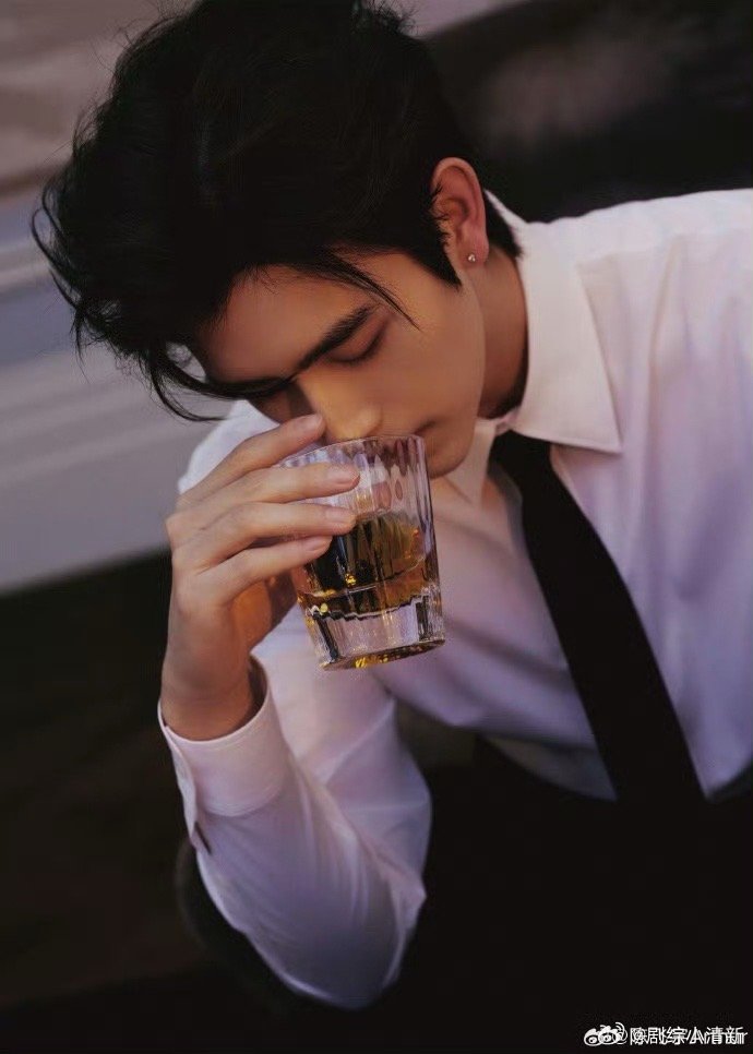 陈飞宇风格大变hello时装周陈飞宇这组时装周图看完只想说：多来点这种风格！深