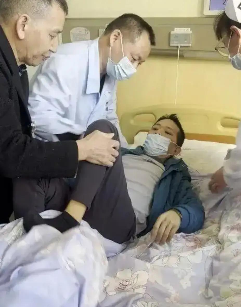 感人至深，福建一位煎饼摊摊主张建武癌症晚期向社会发起求助，幸运的是同一条小吃街的