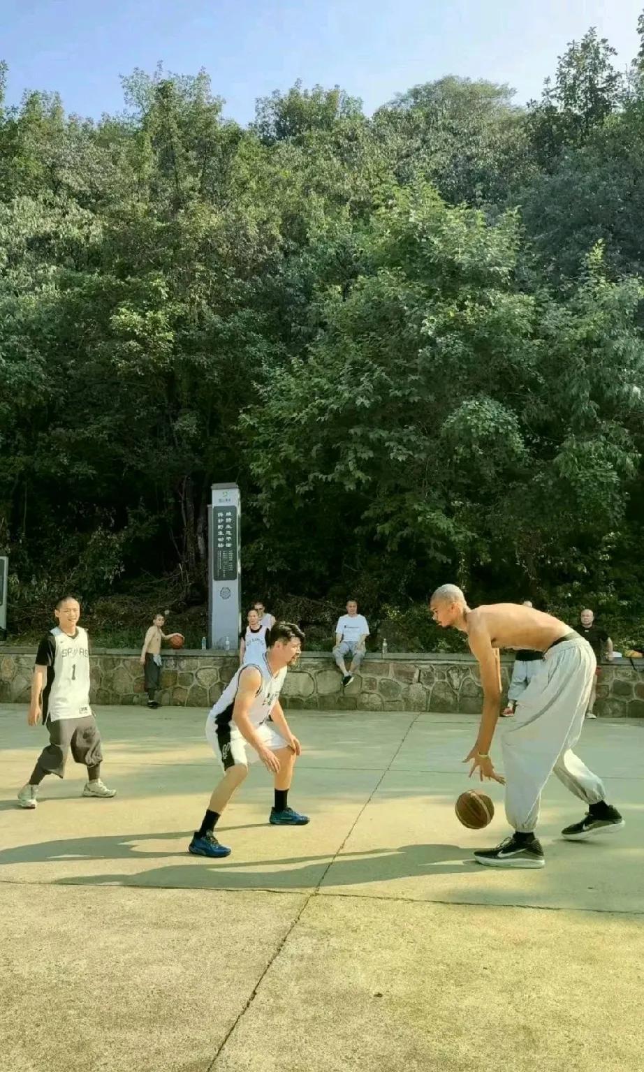 今日有网友晒出文班亚马在少林寺修行期间和众人一起打篮球照片。文班亚马在少林寺