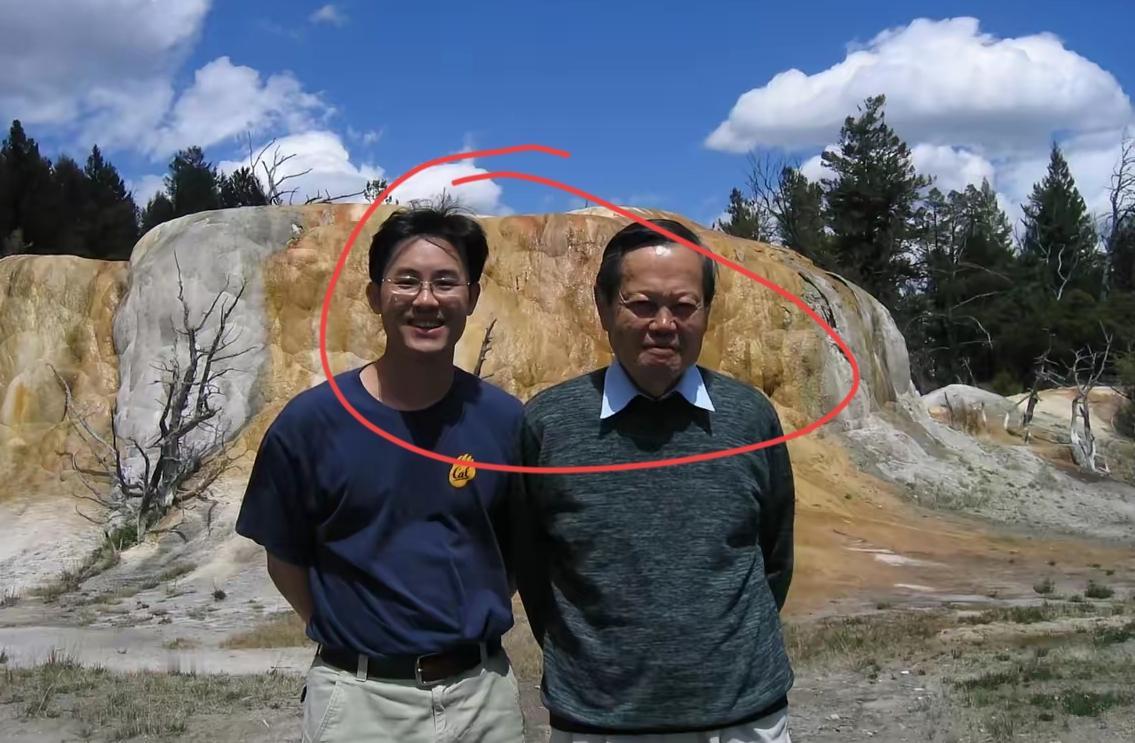 大约20年前在黄石公园的偶遇，成了我这辈子最珍贵的回忆，那张和杨振宁先生的合照更