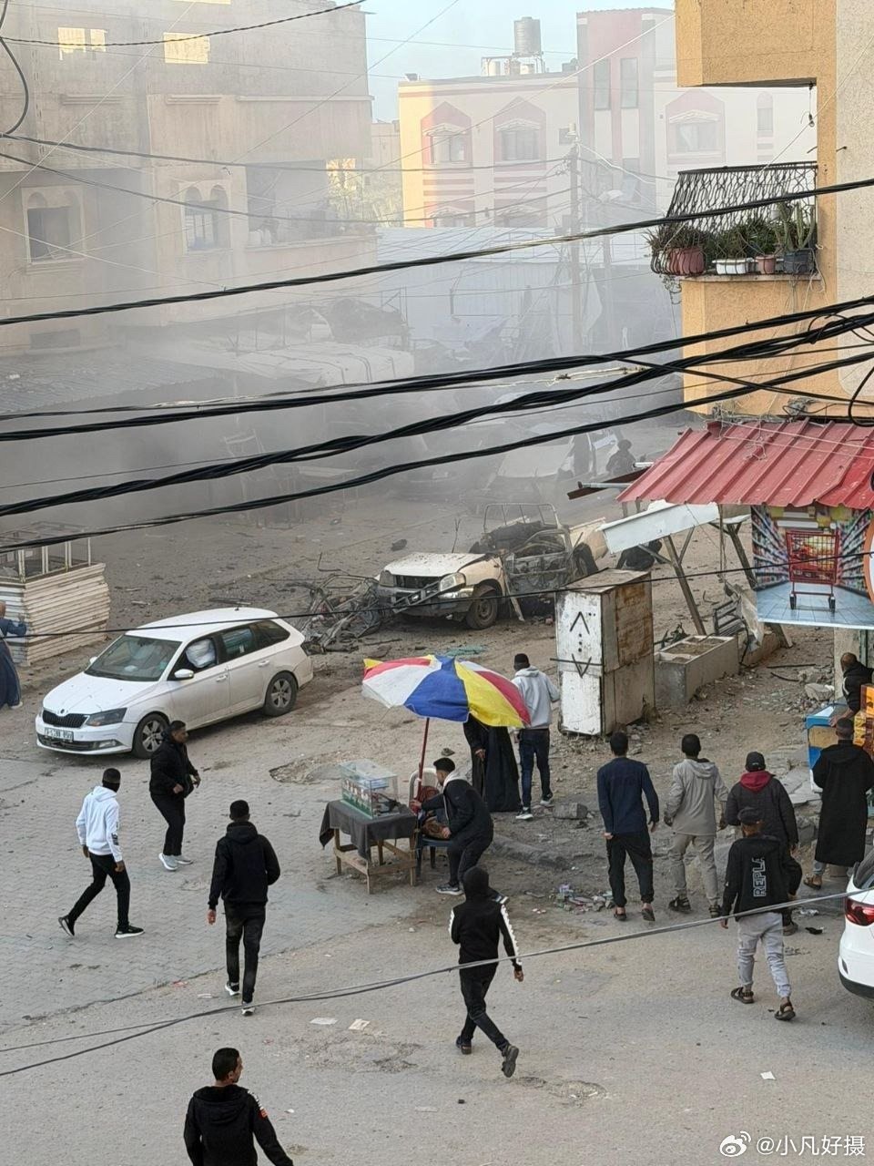 以色列被回击后卖惨，与此同时再次袭击加沙。据当地消息：以色列对加沙地带中部一辆警