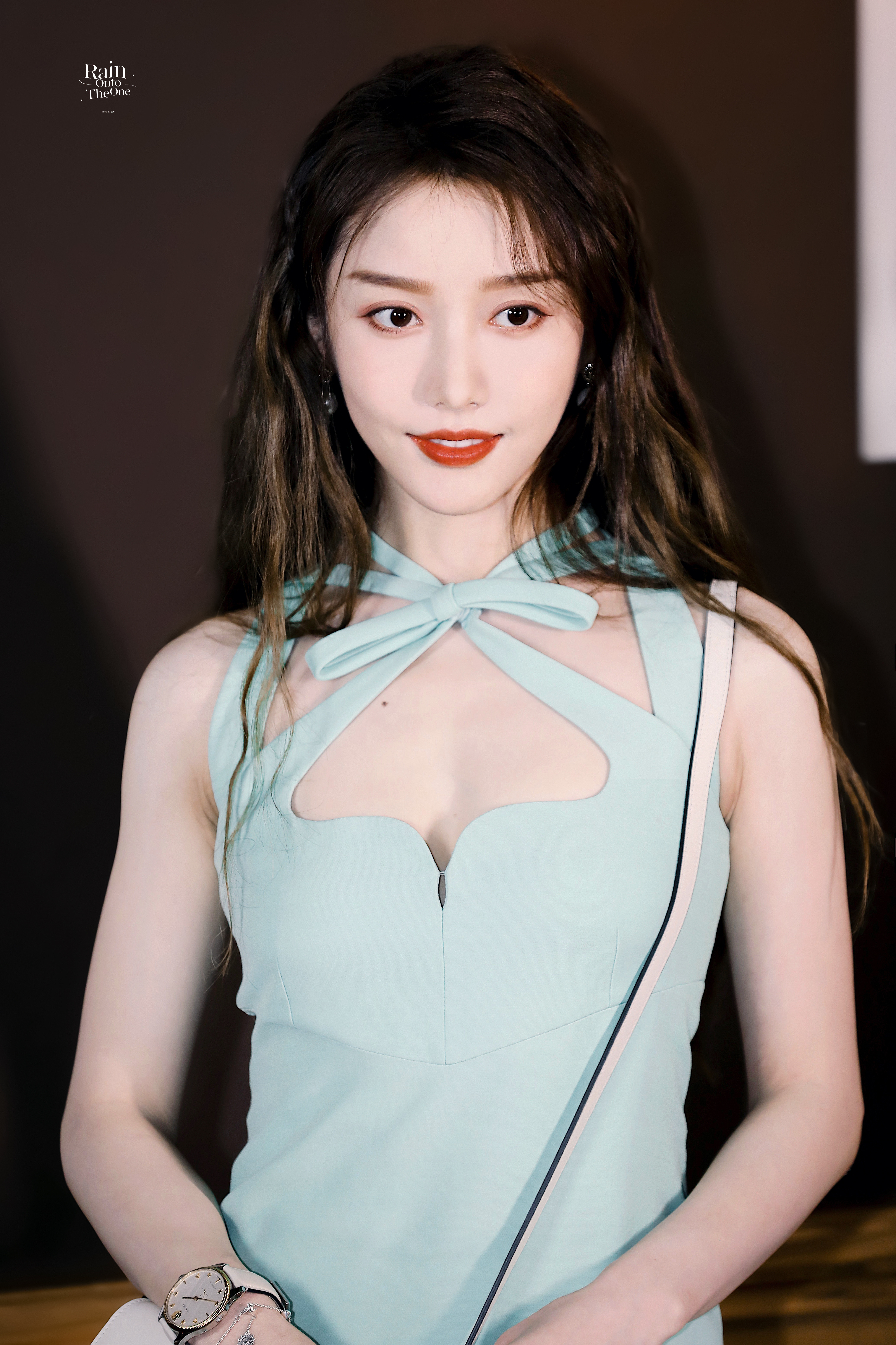 姜贞羽薄荷绿裙装点亮复古暖调空间，搭配同色系配饰，优雅与清新在时光里交织成一