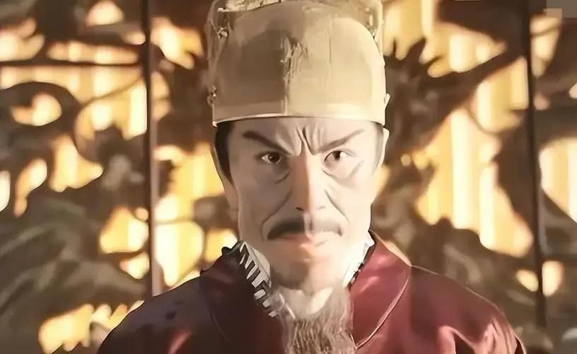 朱元璋外出巡查，路上被一老太太辱骂，朱元璋：敢问您儿子是谁？朱元璋愣在原地，随行侍卫早已拔刀怒斥，却