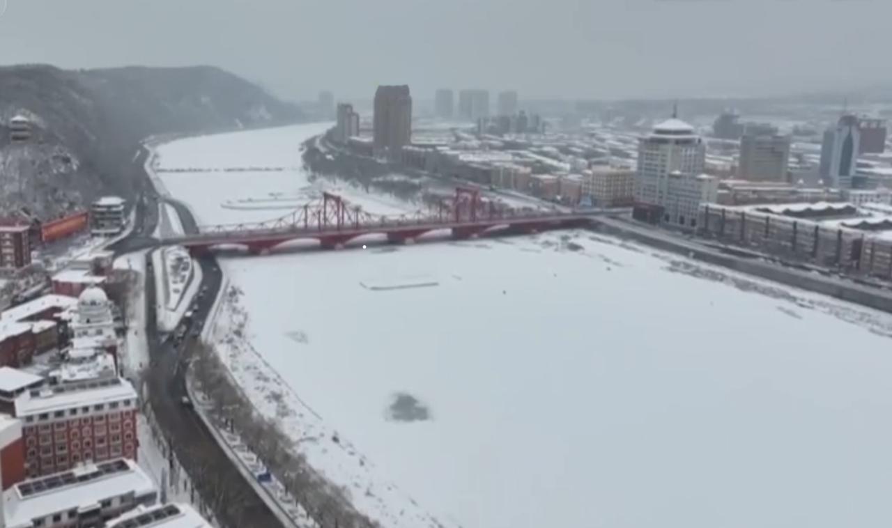 近期我国气候呈现鲜明南北分异：北方受多轮冷空气影响，大地被冰雪覆盖，江河冰封、道