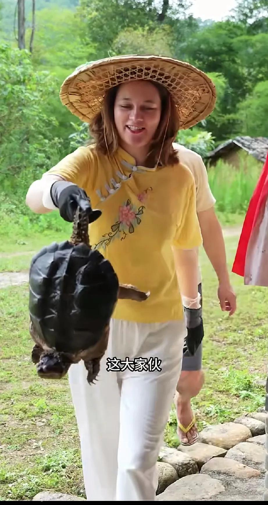 奇娜为了做美食也是拼了，拼的什么都不讲究都不禁忌！奇娜的老公杨淙，提着一只大乌