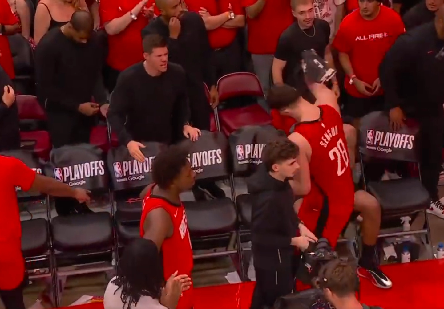 申京怒摔毛巾申京妥妥的极致尽力局，足足打了46分多钟，全场27投15中，砍下3