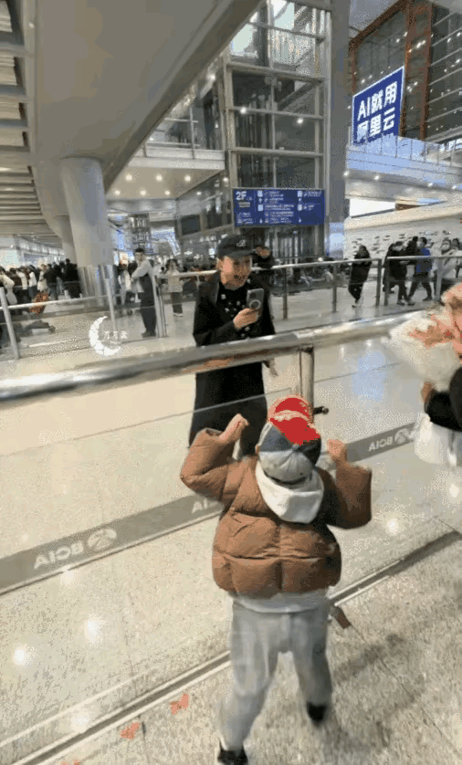 现年66岁的宋丹丹肉眼可见的幸福感很有感染力。宋丹丹是一个活的清醒通透的女人。宋