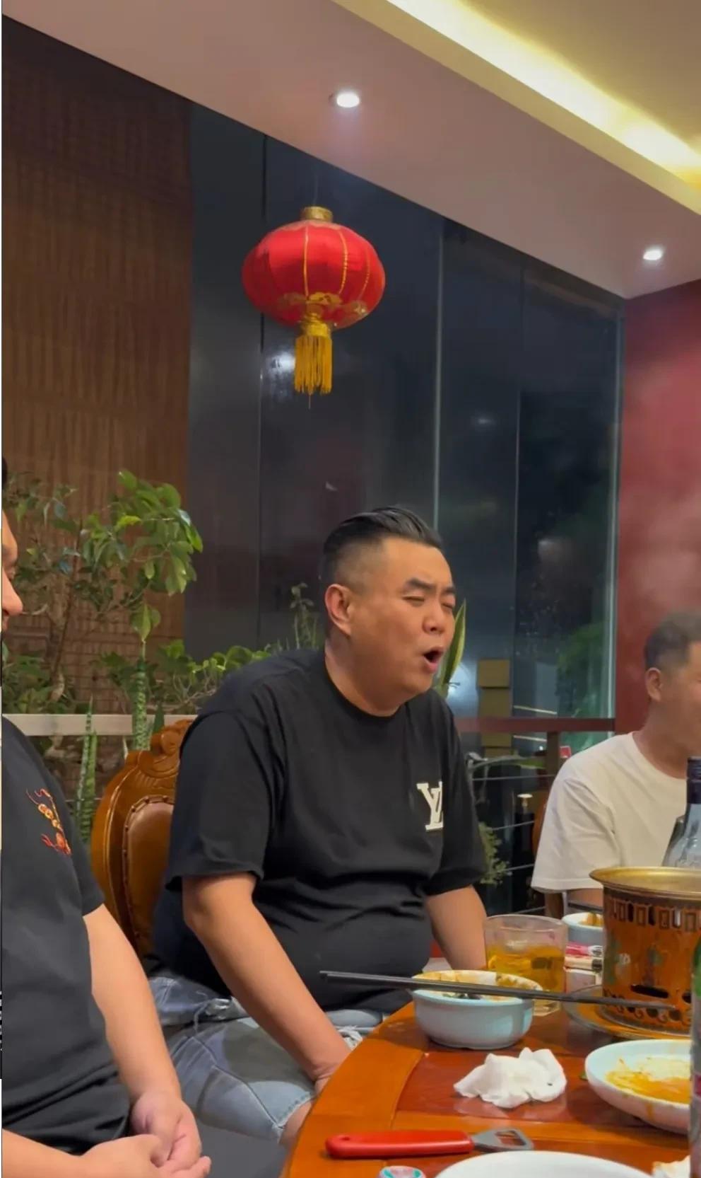 张伯鑫给我们诠释了什么叫“瘦死的骆驼比马大”。张伯鑫和朋友聚会，席间为大家高歌一