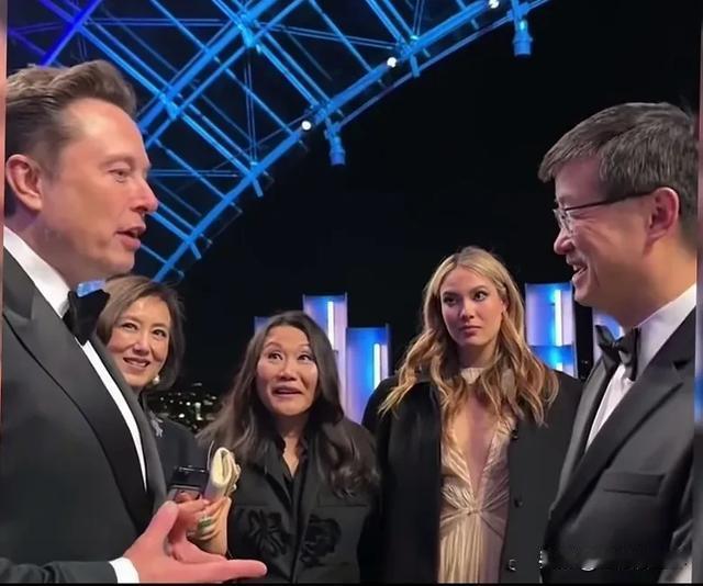 谷爱凌这个混血儿，她一头金发五官立体，她看起来比发色偏黑的马斯克更像欧美人，马斯