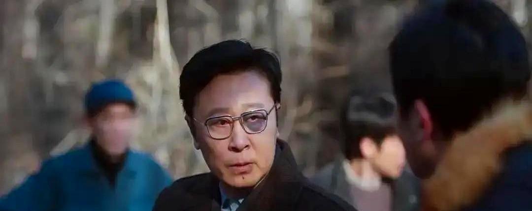 郭京飞这次玩得真大！《老舅》剧组里，演员苗博被道具木块结结实实砸中眉骨，淤青一