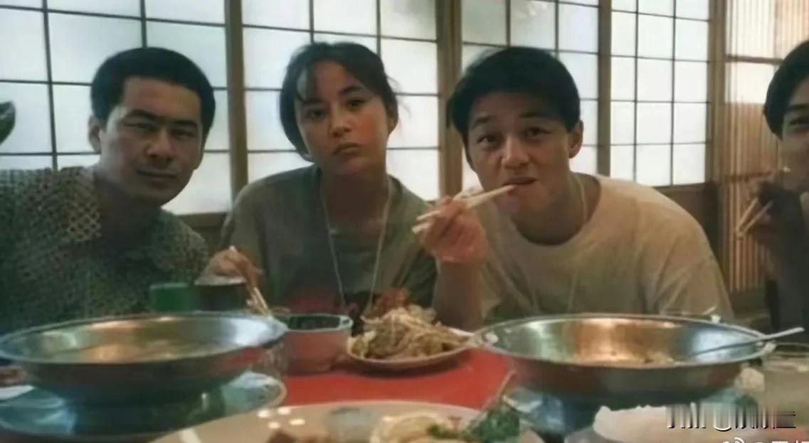 没想到吧！李亚鹏火了，却扎了陈建斌的心。有人挖出上学时候，李亚鹏的同学照片，有