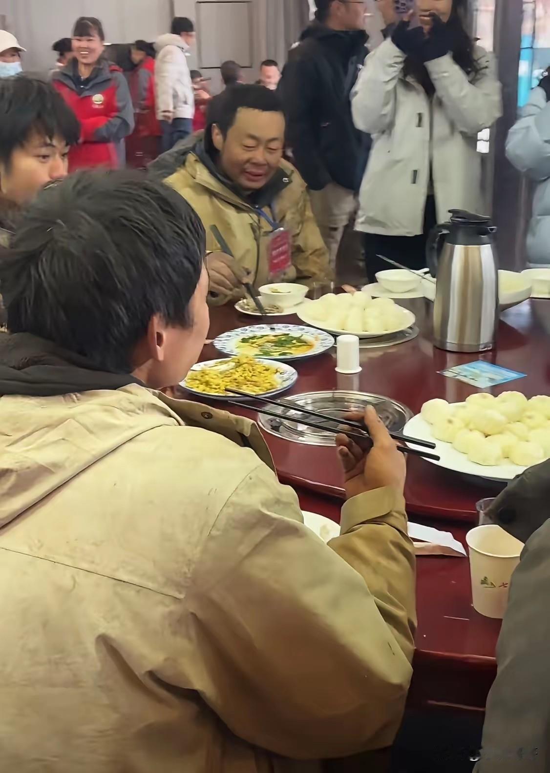 林北这个人完全不经扒因为一扒你就会发现他大学学的是药剂学，却在家具行业创