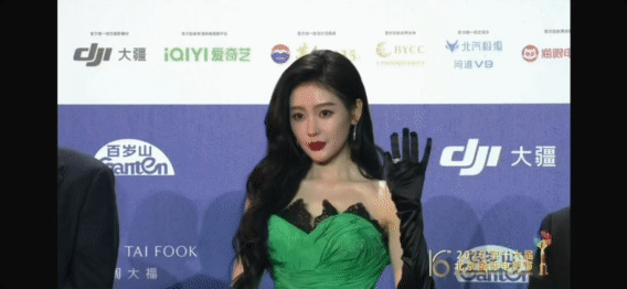 张天爱撩头发这下气场全开蛙趣！张天爱这造型美到失语！绿裙清雅高级，红唇浓烈惊艳，