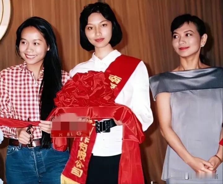 上世纪90年代，《新白娘子传奇》开机仪式上，叶童和赵雅芝两位女神难得的“同框”瞬