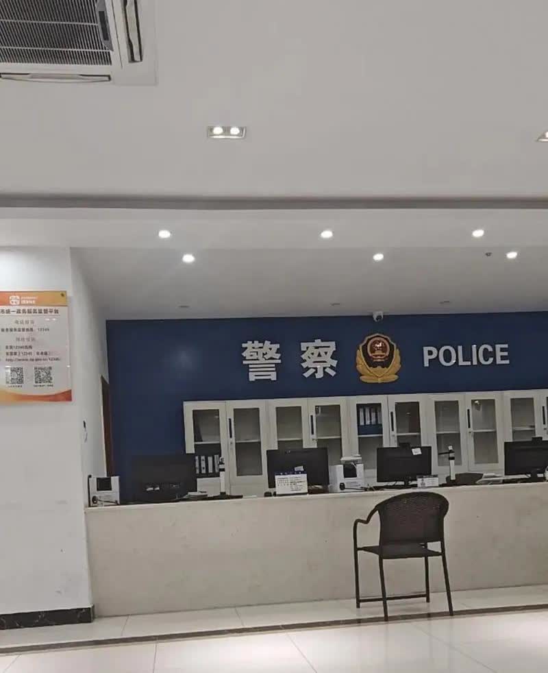 两个女警的办公态度有区别。今天下午五点过一点，去派出所开个政审证明，里面办事的两