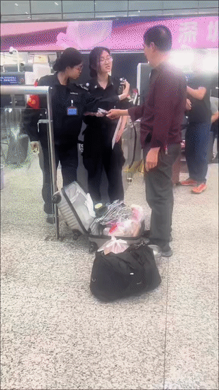 这位农民工大哥因为行李里藏有一把铁锤。结果他在火车站过安检的时候，被安检人员拦