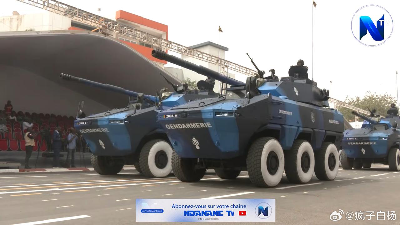 塞内加尔阅兵式上展示中国北方工业公司制造的CS/VN3C型4x4轮式装甲车、