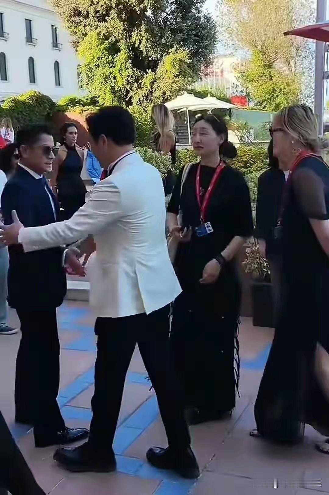 当威尼斯电影节的红毯灯光打在张颂文与郭富城身上时，没人预料到这场“顶流相遇”会以