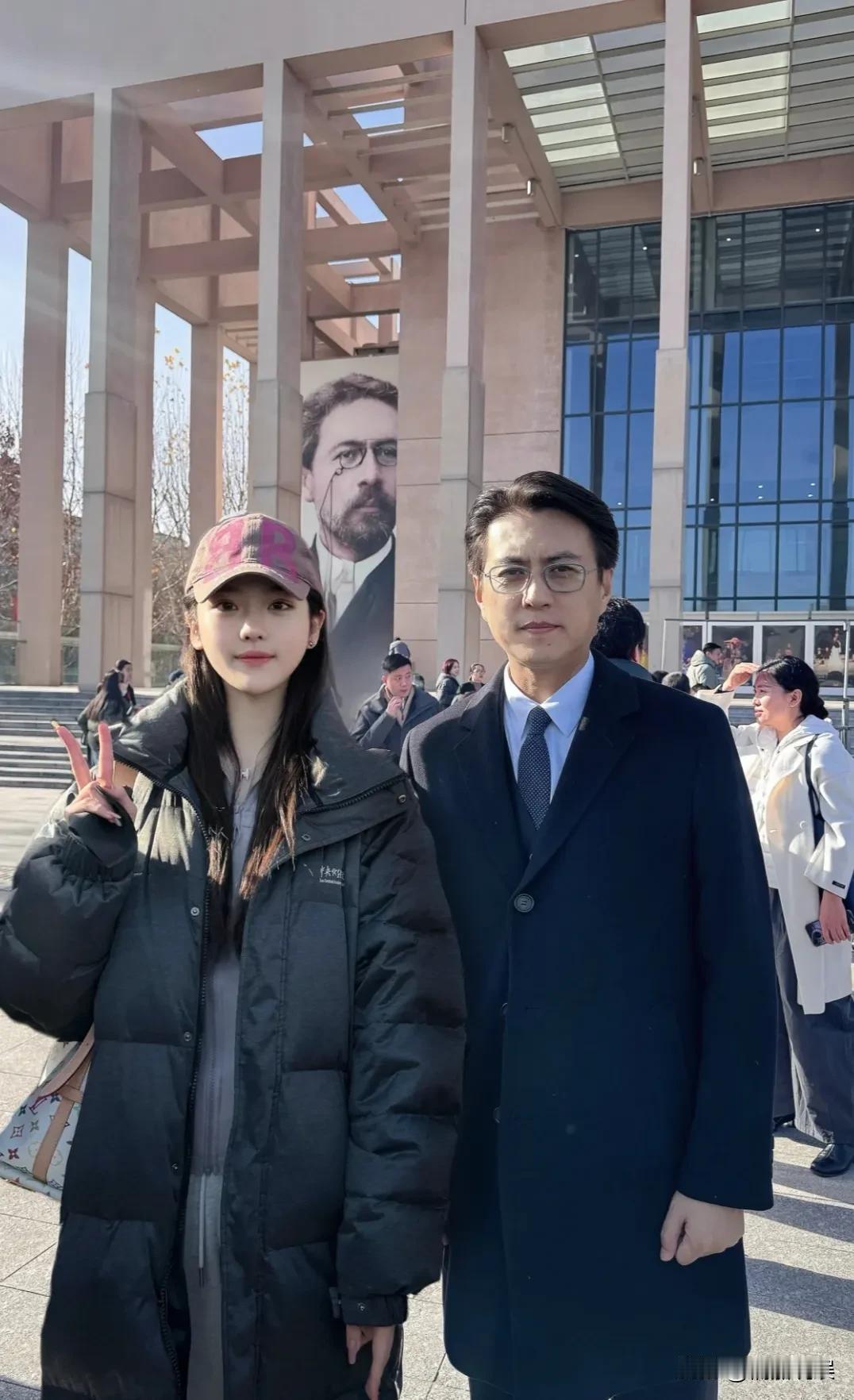 靳东体制内高干那“官”味越来越浓了，好帅气、周正的领导，但是这发际线也越来越高了