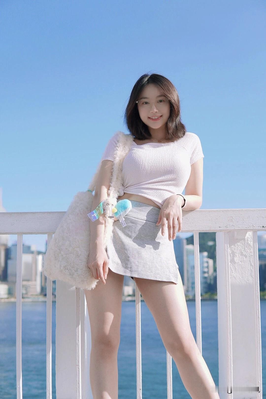 穿小裙子拍照，其实不用大动作，越简单越好看。我最喜欢的一个动作是：侧身站着，轻轻