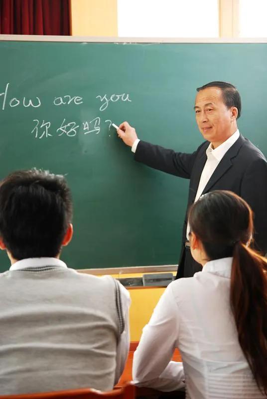 一次饭局上，和几位校长坐在了一起，其中的三位，已经是正高级职称了，而其他几位，虽