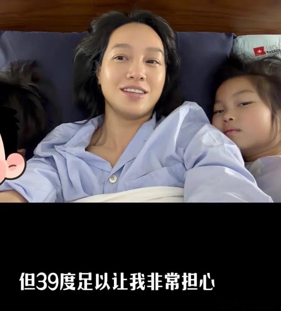 朱丹带着两个孩子去澳大利亚旅游，周一围去机场送老婆孩子，老父亲抚摸5岁儿子头发十