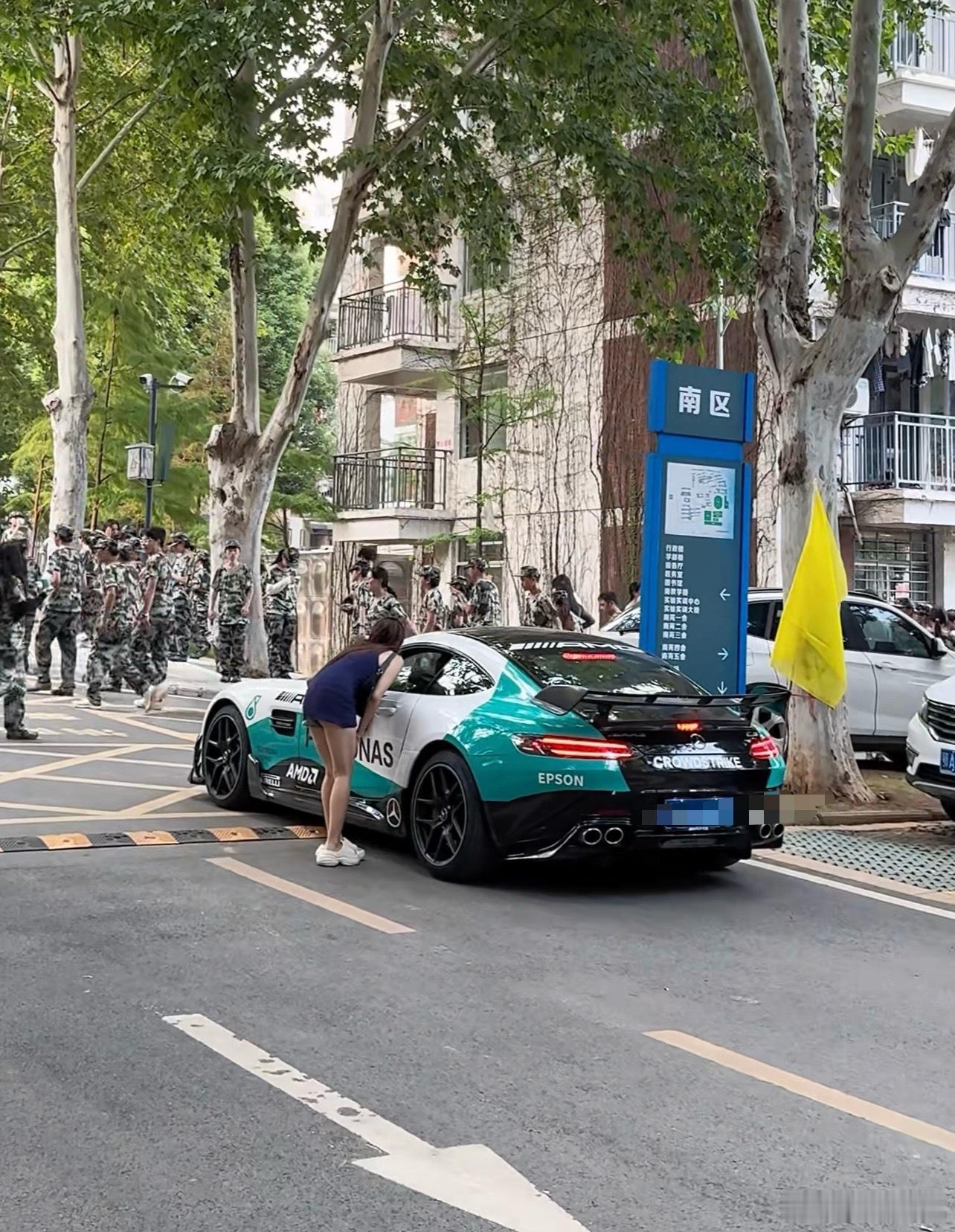 学校门口这样有点过分了吧..