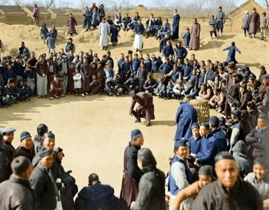 1917年，河南开封，一场民间斗鸡盛景，是百年前中国市井生活的鲜活切片。场地中央