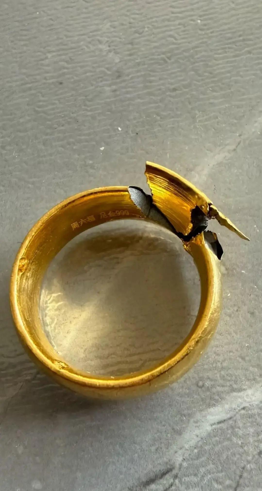 戴了两年的“足金”戒指一摔就断，断面黑得发亮，像块废铁。拿去检测，外层薄薄一层